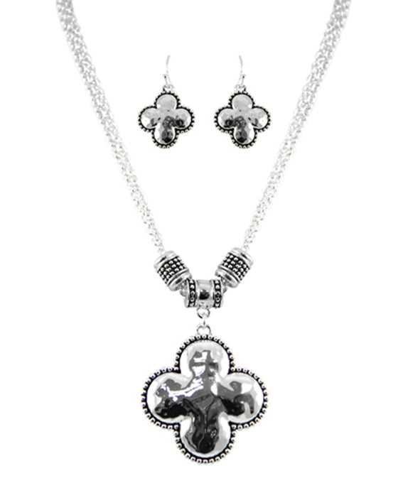 Hammere Texture Quatrefoil  17 Inches Necklace Set